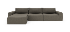 Tremoduls sofa med venstre chaiselong i taupegråt stof på hvid studiobaggrund.