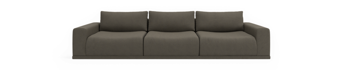 Frontvisning af en moderne tresæders sofa i mørk taupe stof på sort baggrund.