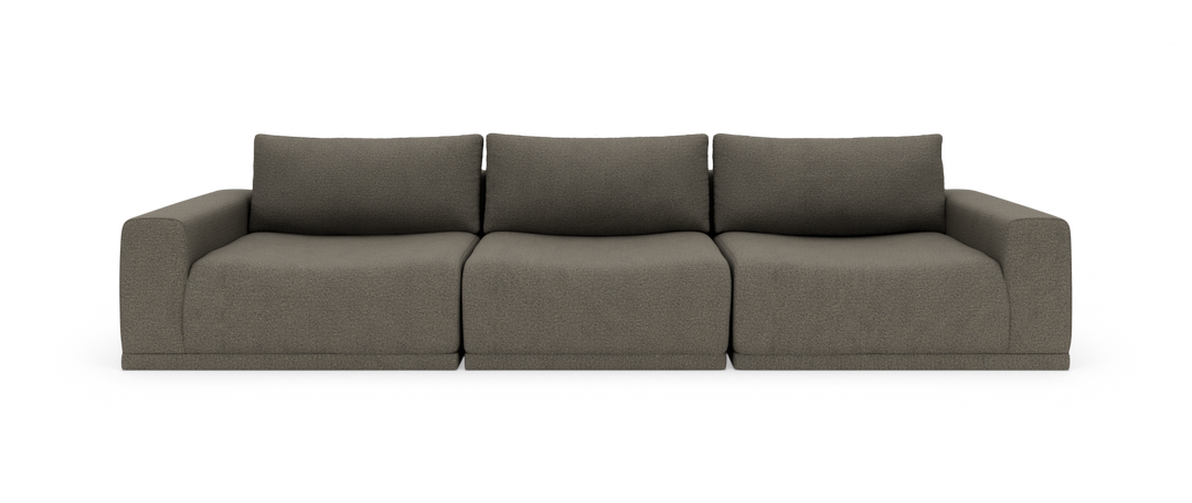 Mørkegrå tredelt modulsofa med brede armlæn, set lige forfra mod hvid studiebaggrund.