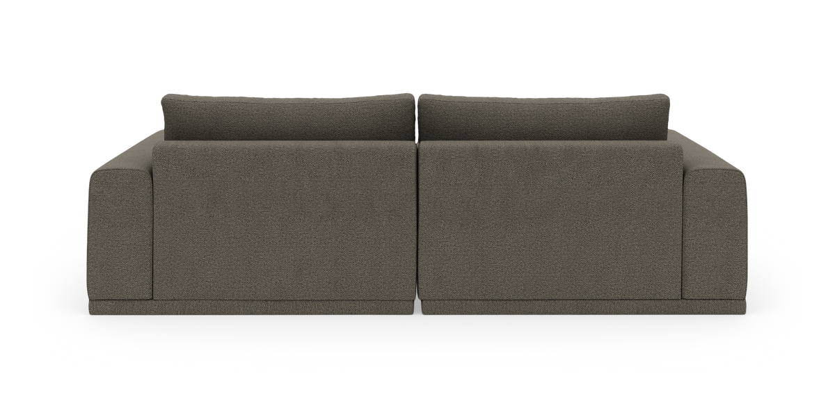 Lige bagfra-visning af en to-sæders modulsofa i mørkegråt tekstil på hvid studiobaggrund.