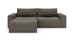Modulsofa med venstrevendt chaiselong i mørkegråt stof, fotograferet lige for i studie.