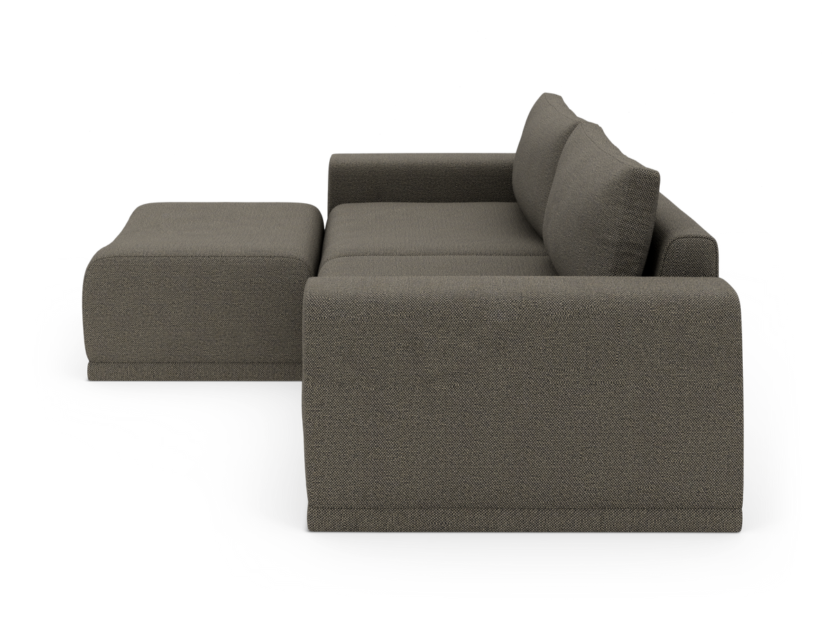Sidevisning af en moderne modulsofa med chaiselong i gråbrunt tekstil, frilagt på hvid baggrund.