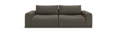 Mørkegrå 2-personers sofa med brede armlæn og løse ryghynder, frilagt mod sort baggrund i frontalt perspektiv.