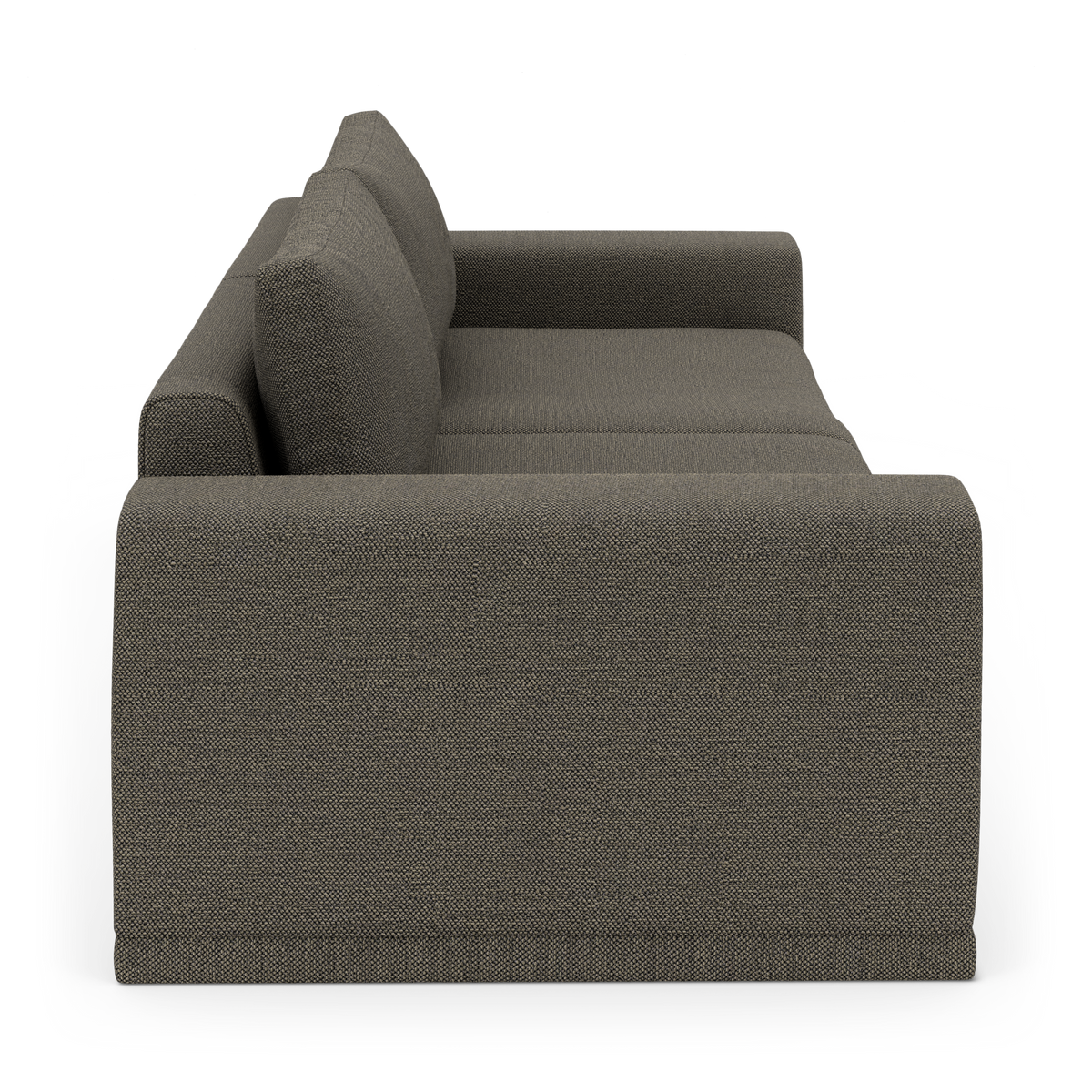 Sideview af en moderne grå/brun stofsofa med brede armlæn og dybe sæder, fritlagt på hvid baggrund.