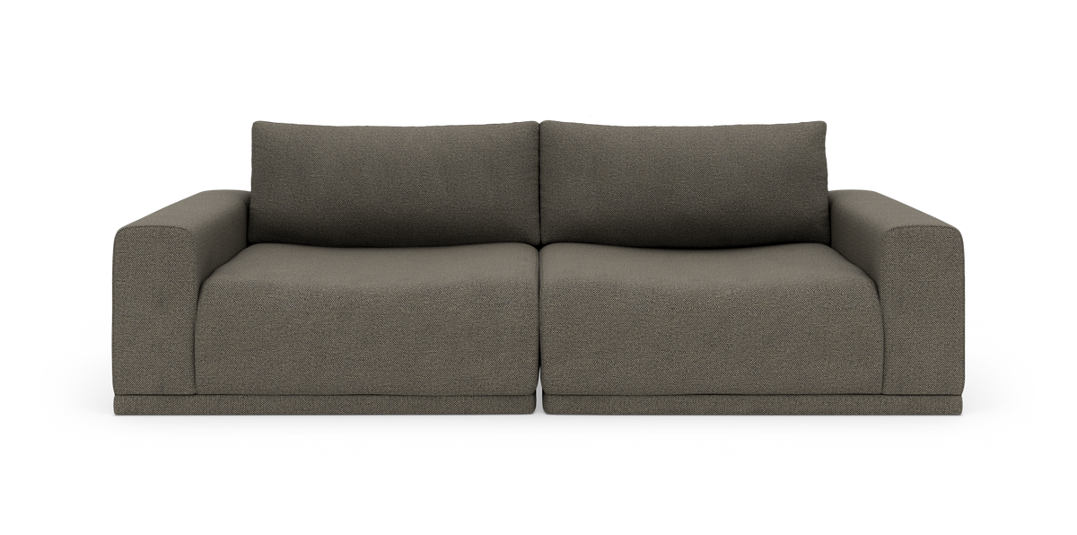 Brungrå, moderne 2-personers sofa med brede armlæn og kraftige ryghynder, fotograferet lige forfra mod hvid studiebaggrund.