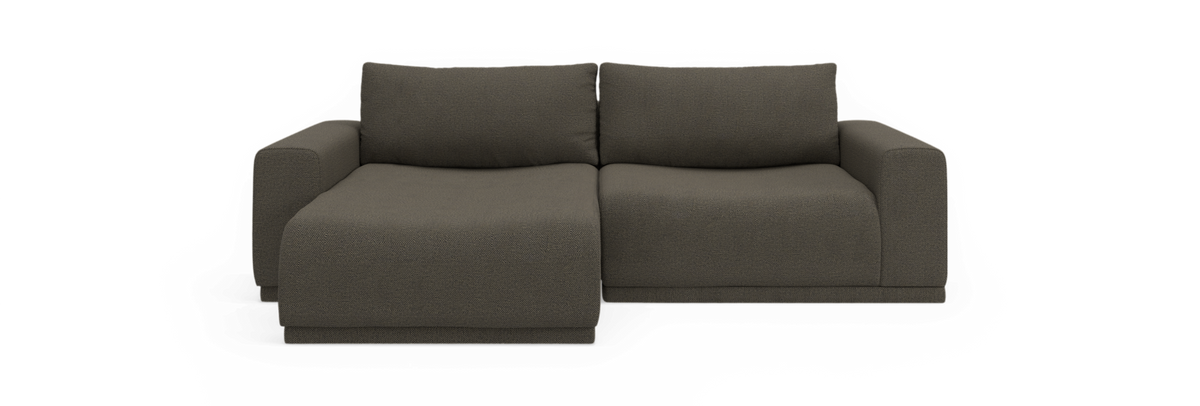 Mørkegrå 2-personers sofa med chaiselong til venstre, frontvisning mod sort baggrund.