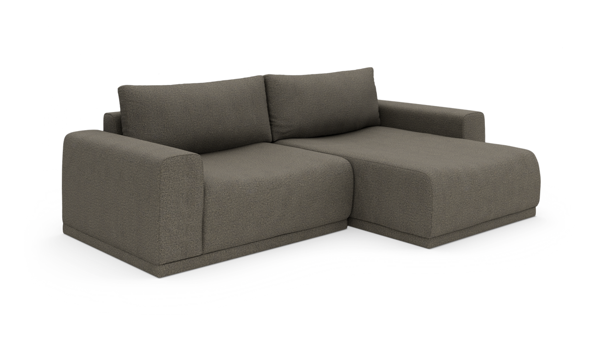 Modulsofa i grå med chaiselong til højre, fotograferet i trekvartsvinkel på hvid baggrund.
