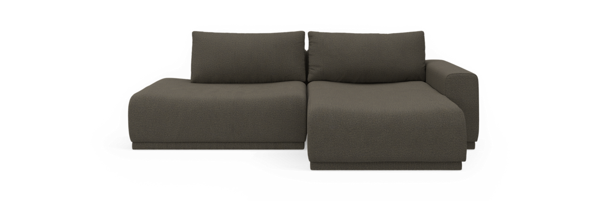 Mørk taupe 2-personers modulsofa med højre chaiselong, frontvisning på sort baggrund.