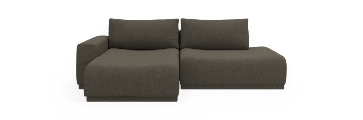 Mørkegrå modulsofa med venstrevendt chaiselong, to rygpuder og ét armlæn, frilagt på sort baggrund.