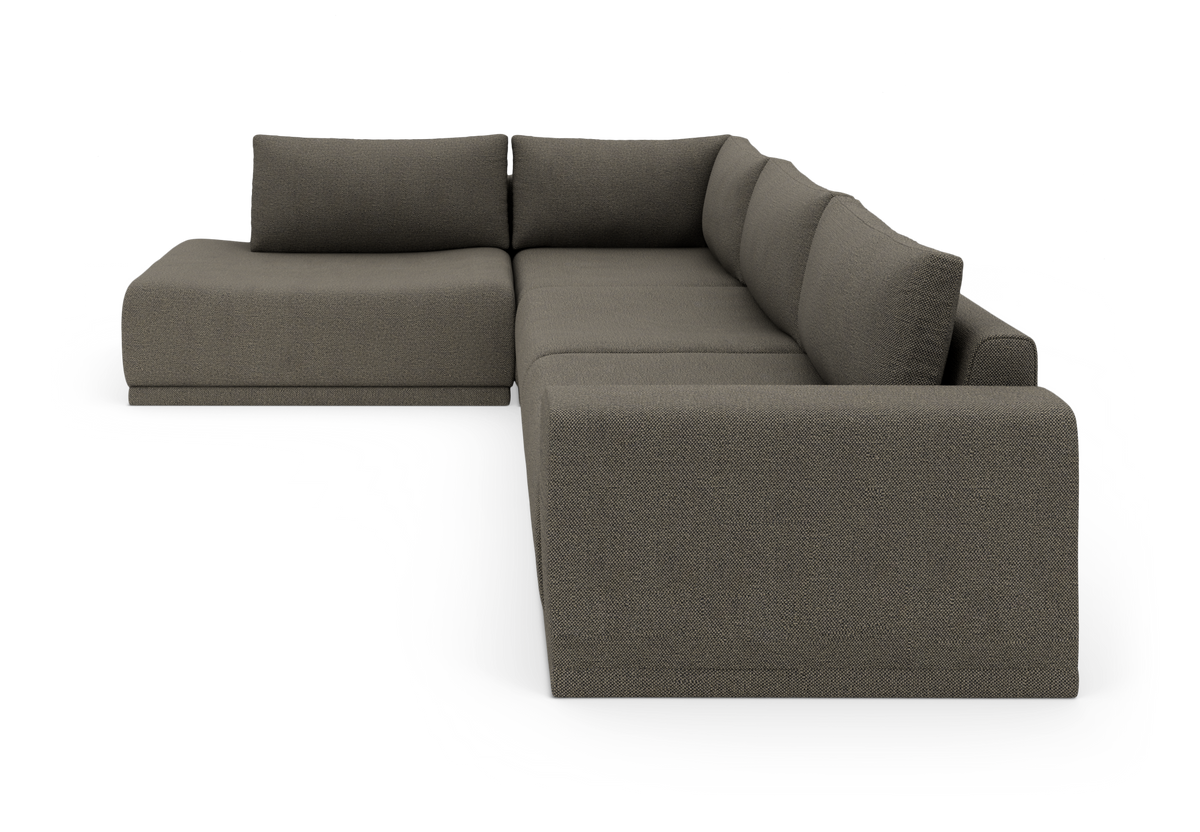 Modulær L-sofa i gråt tekstil, vist i studie fra skrå front.