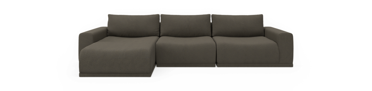 Moderne tresæders sofa med venstrevendt chaiselong i mørk taupe tekstil, frilagt på sort.