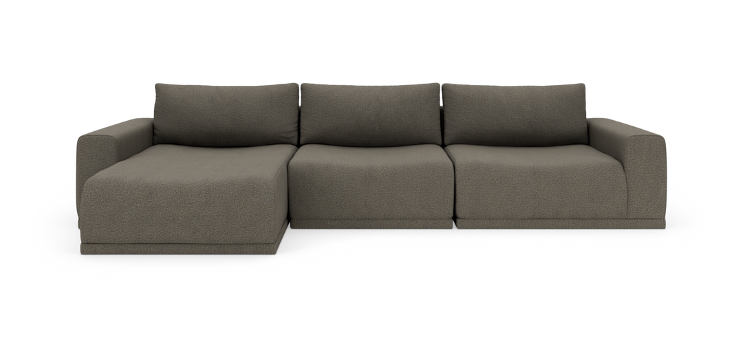 Brungrå modulsofa med venstre chaiselong og tre siddepladser, frilagt på hvid baggrund.