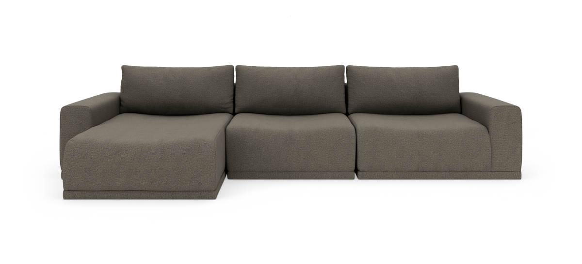 Brungrå modulsofa med venstre chaiselong og tre siddepladser, frilagt på hvid baggrund.