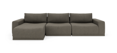 Brungrå modulsofa med venstre chaiselong og tre siddepladser, frilagt på hvid baggrund.