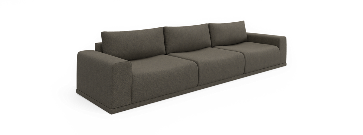 Brungrå moderne 3-personers sofa med brede armlæn, vist mod sort baggrund.