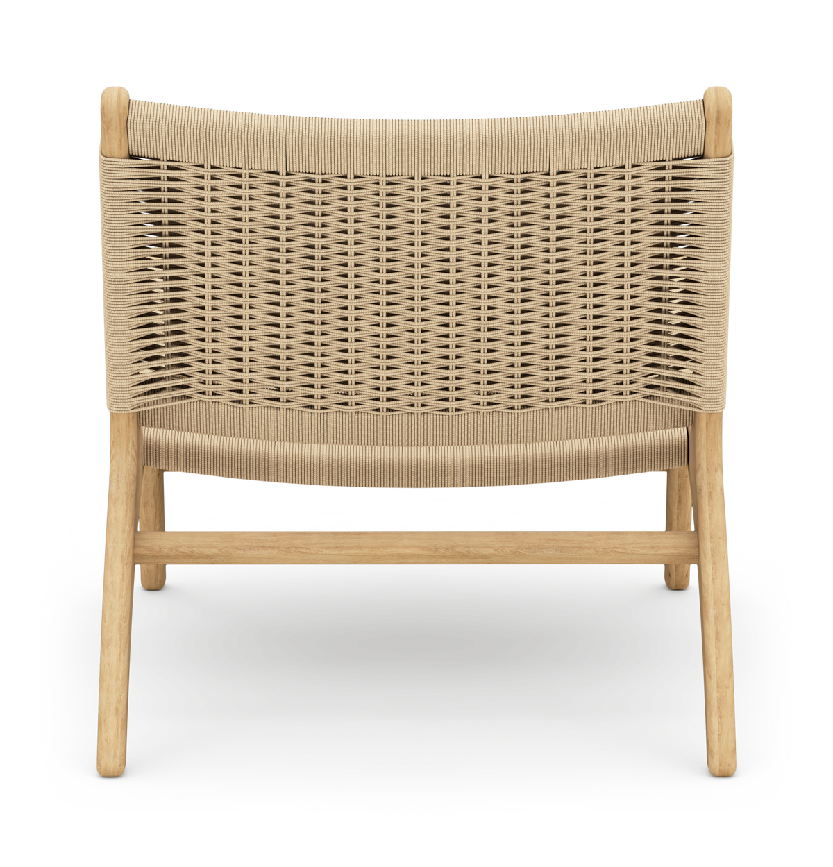Lav loungestol med lys træramme og beige flettet ryg, set bagfra.