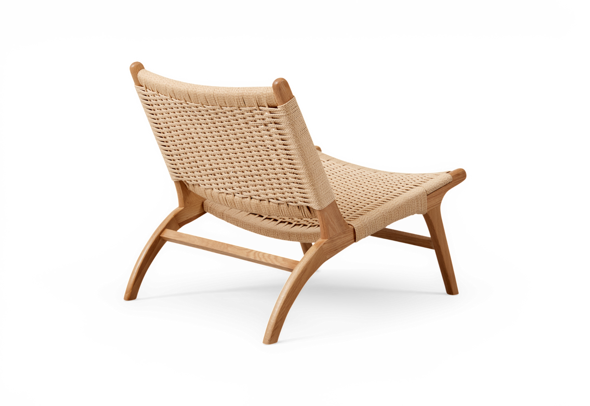 Lav loungestol i naturflet med egetræsramme, set skråt bagfra.
