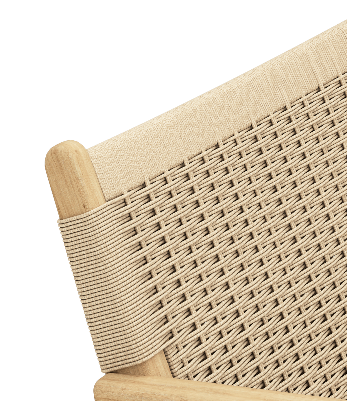 Nærbillede af beige vævet snorryg på stol med lys træramme i diagonal vinkel.