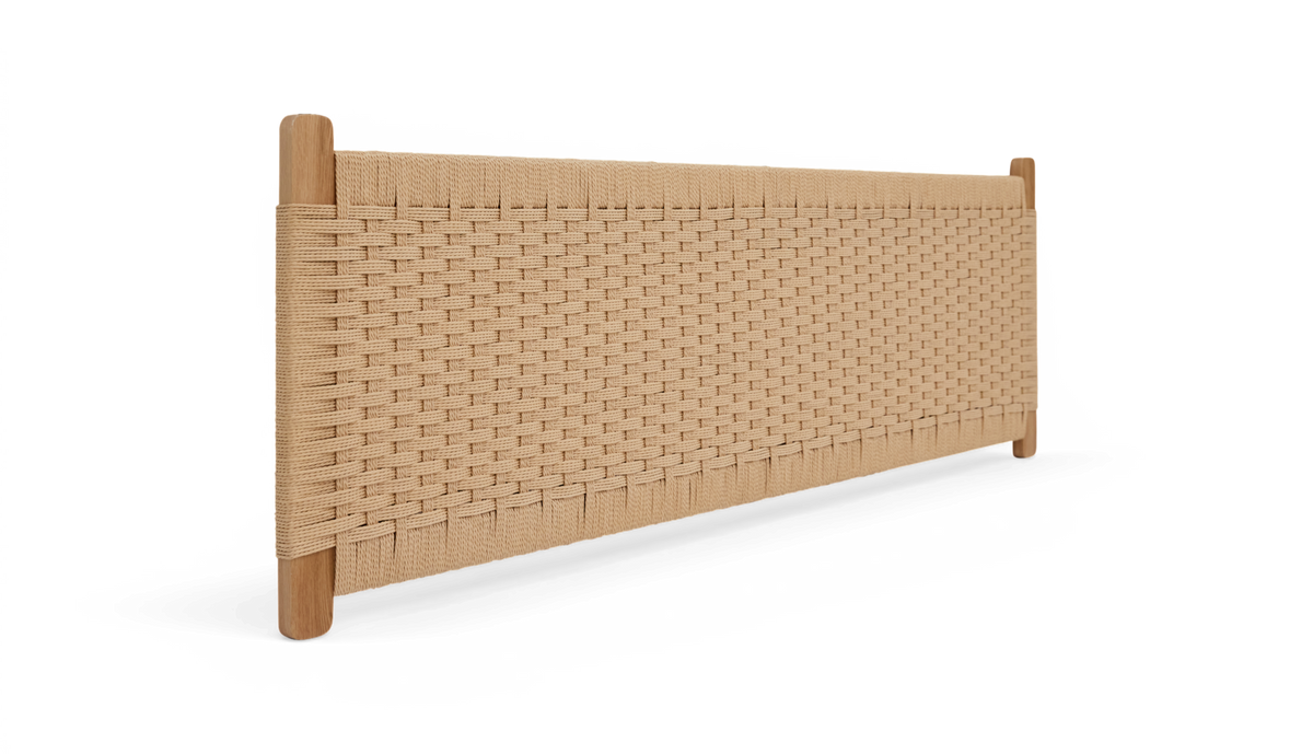 Vævet beige panel med træstolper, fritlagt på hvid baggrund og set i skrå vinkel.