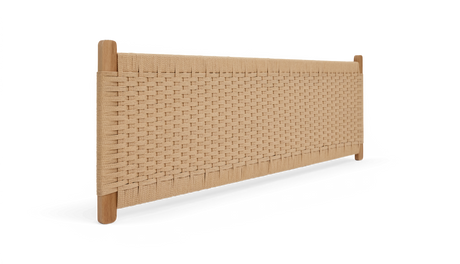 Vævet beige panel med træstolper, fritlagt på hvid baggrund og set i skrå vinkel.