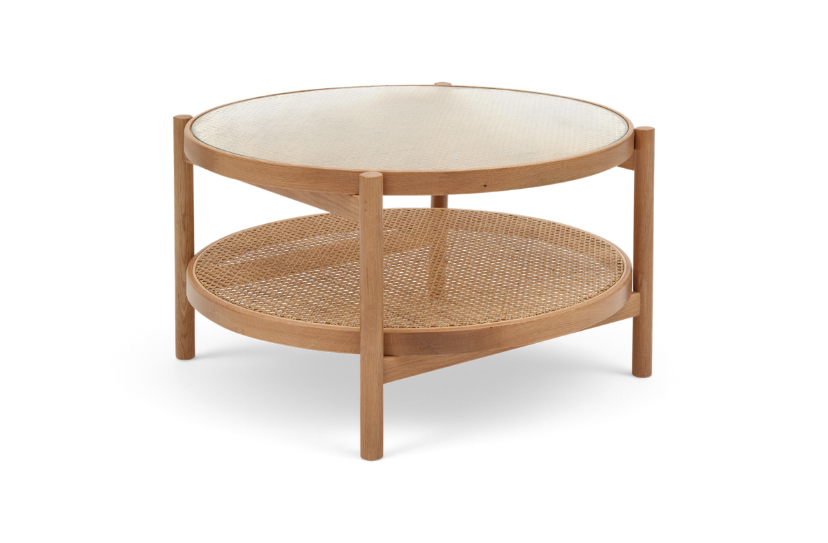 Rundt sofabord i lyst træ med to niveauer og flet i rattan.