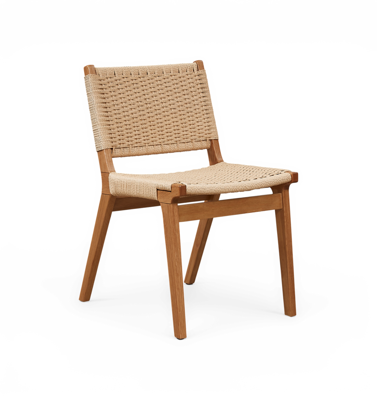 Stol i eg med flettet sæde og ryg, frilagt på hvid baggrund.