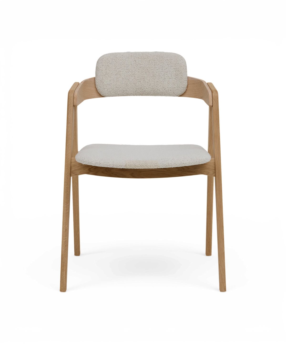 Frontview af en stol i lys eg med polstret beige sæde og rund rygpude på hvid baggrund.