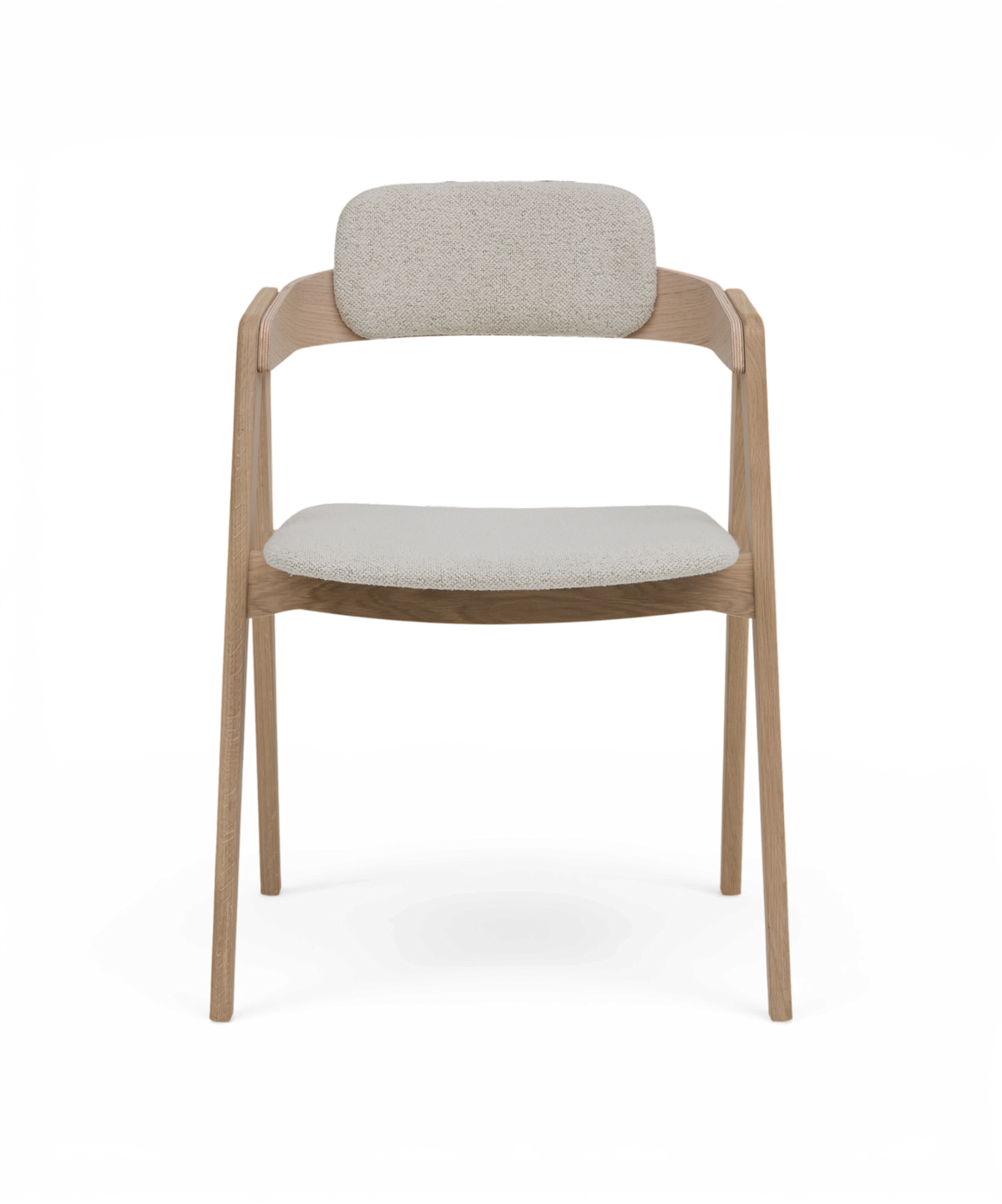 Moderne stol i lys eg med beige polstret sæde og ryglæn.