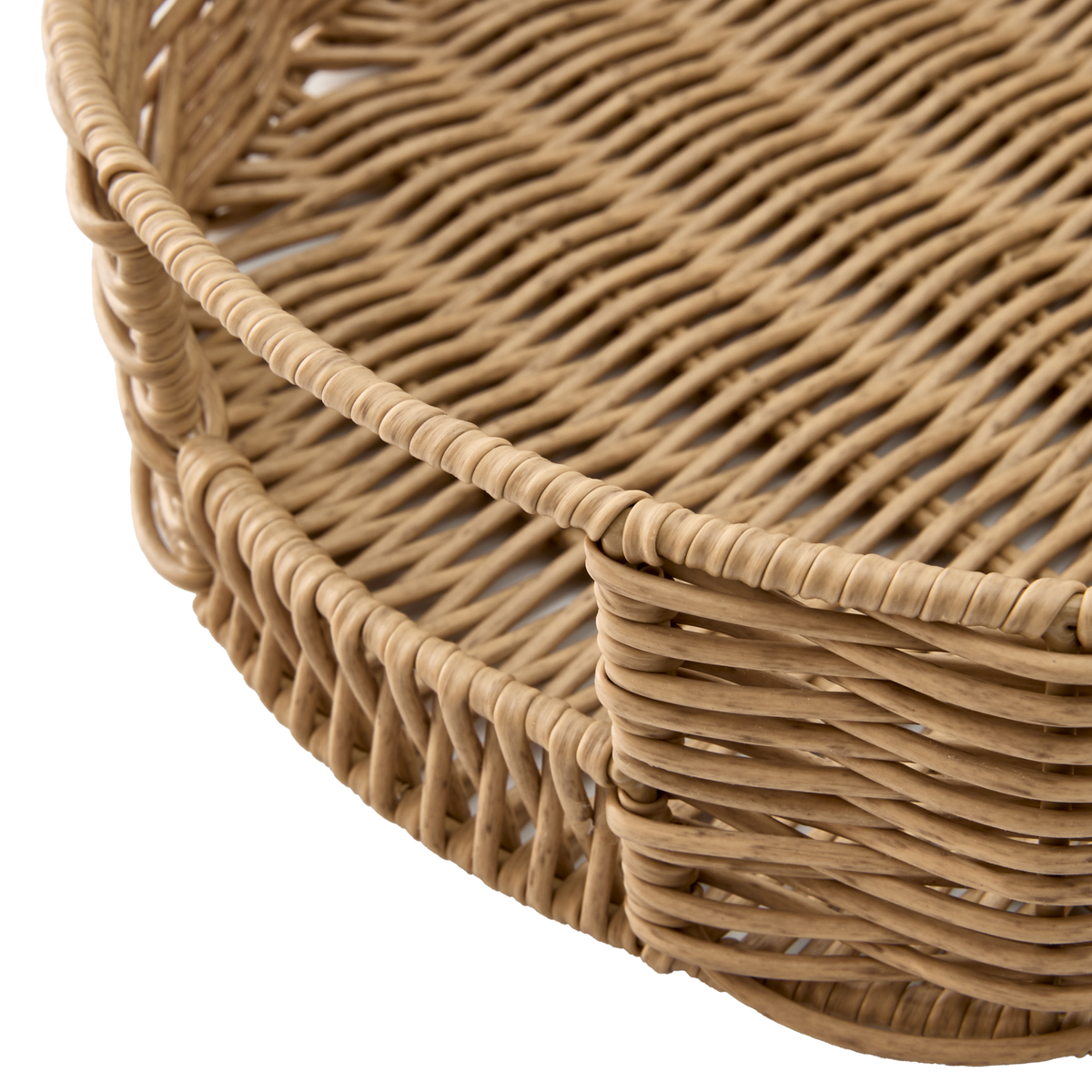 Nærbillede af rund flettet rattanbakke i naturfarve.