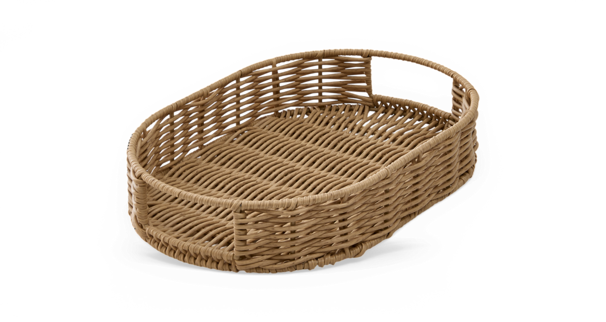 Oval flettet rattanbakke/kurv med udskåret håndtag i den ene ende, frilagt på hvid baggrund.