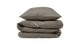 Sammenfoldet dyne med pude i taupe, produktfoto på hvid baggrund.