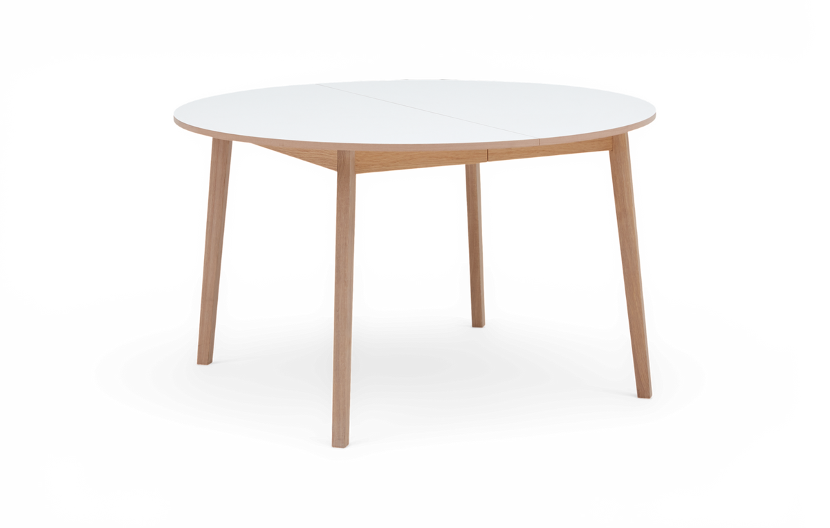 Rundt spisebord med hvid bordplade og ben i eg, minimalistisk design.