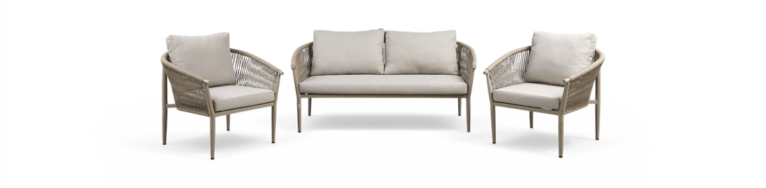 3-delt loungesæt: to lænestole og en 2-personers sofa med rebflettede sider og lyse beige hynder, produktfoto på hvid baggrund.