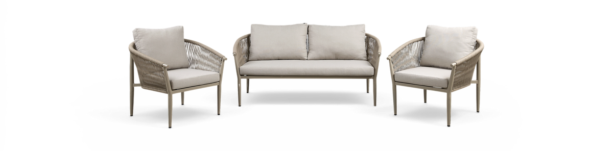 3-delt loungesæt: to lænestole og en 2-personers sofa med rebflettede sider og lyse beige hynder, produktfoto på hvid baggrund.