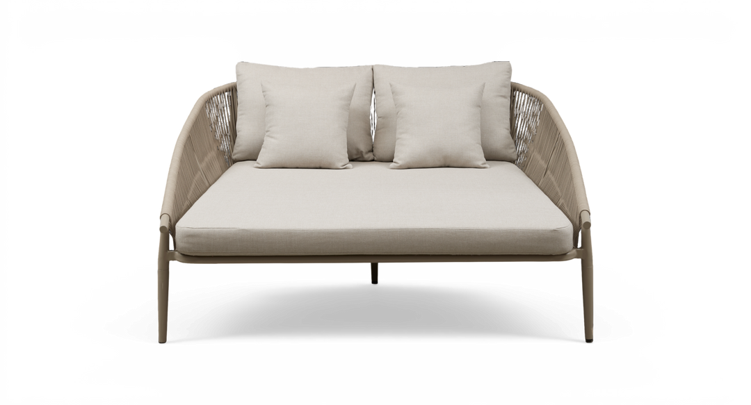 Beige to-personers sofa/daybed med snorede armlæn og løse rygpuder, set forfra på hvid baggrund.