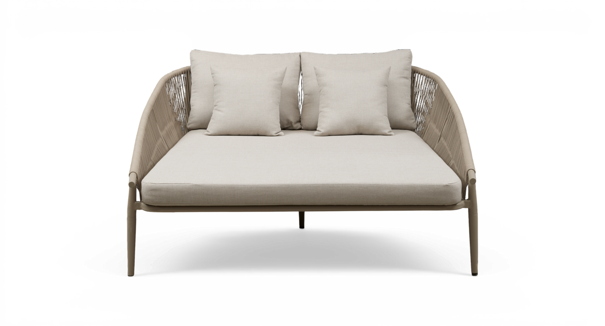 Beige to-personers sofa/daybed med snorede armlæn og løse rygpuder, set forfra på hvid baggrund.