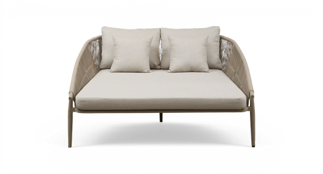 Beige to-personers sofa/daybed med snorede armlæn og løse rygpuder, set forfra på hvid baggrund.