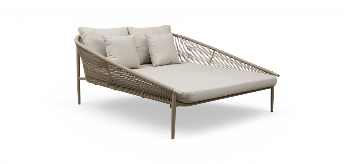 Beige flettet udendørs daybed med bløde hynder og puder, fritlagt på hvid baggrund.