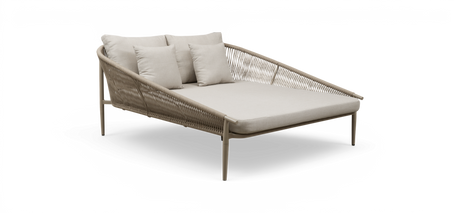 Beige flettet udendørs daybed med bløde hynder og puder, fritlagt på hvid baggrund.