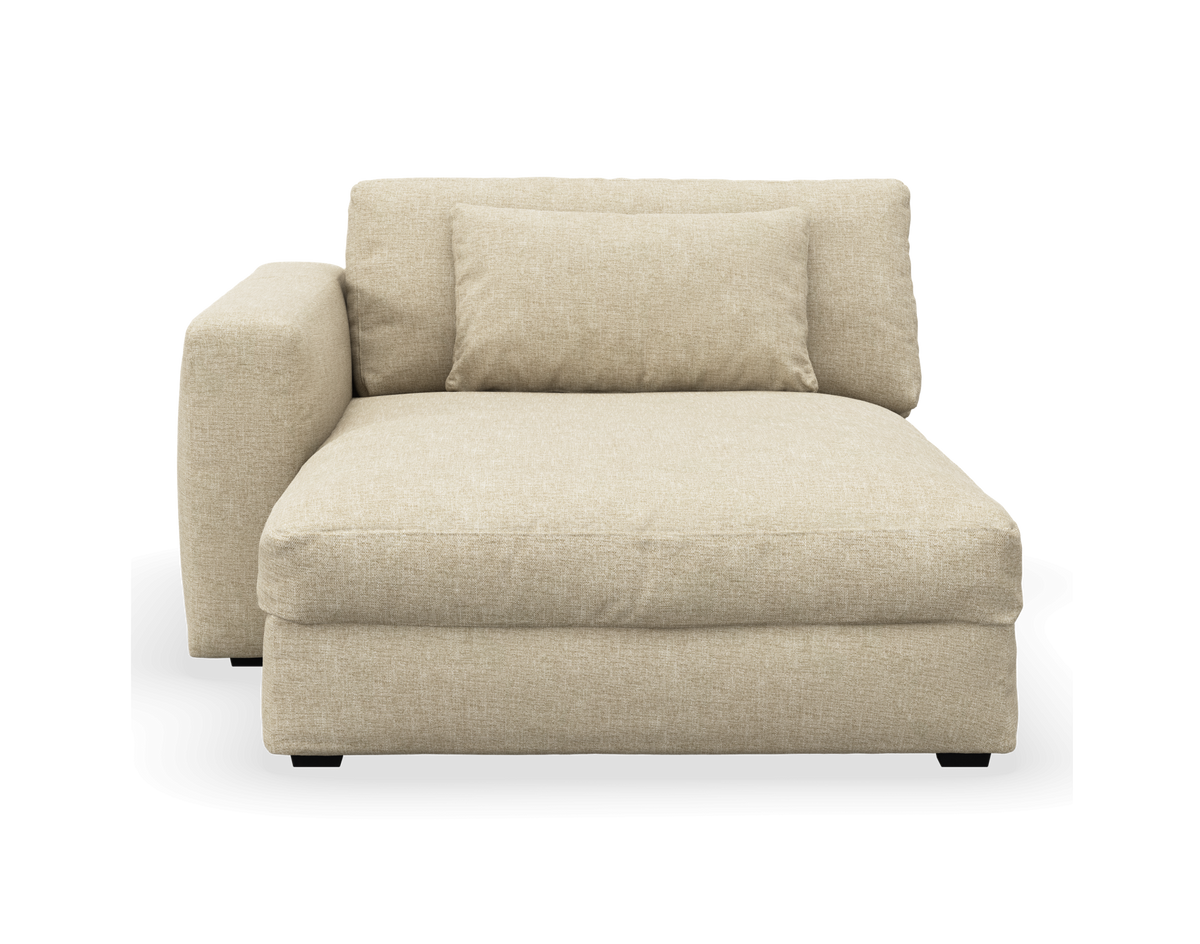 Beige venstrearmet chaiselong-modul med ryg- og siddepude, frontvisning, fritlagt.