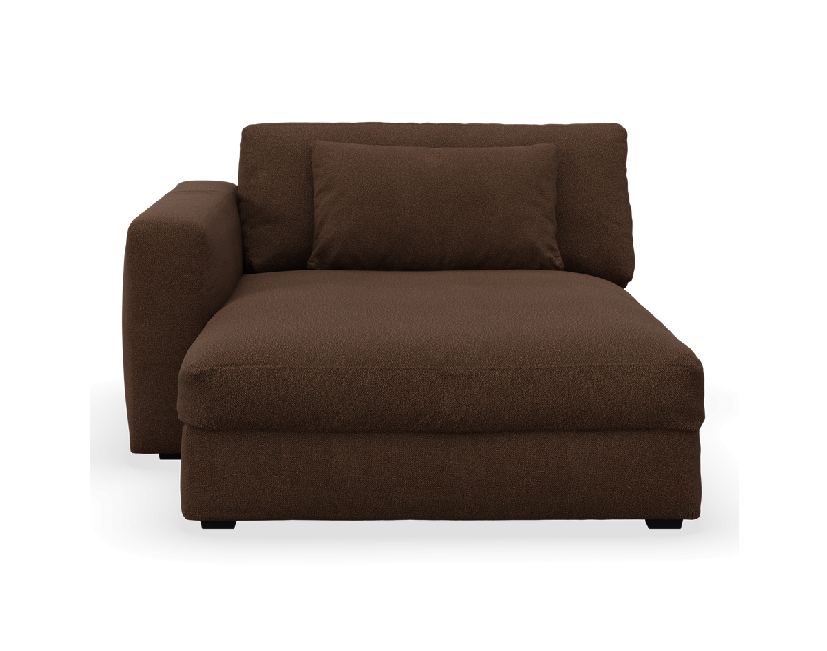 Brun chaiselong med venstre armlæn, frontvisning med pude