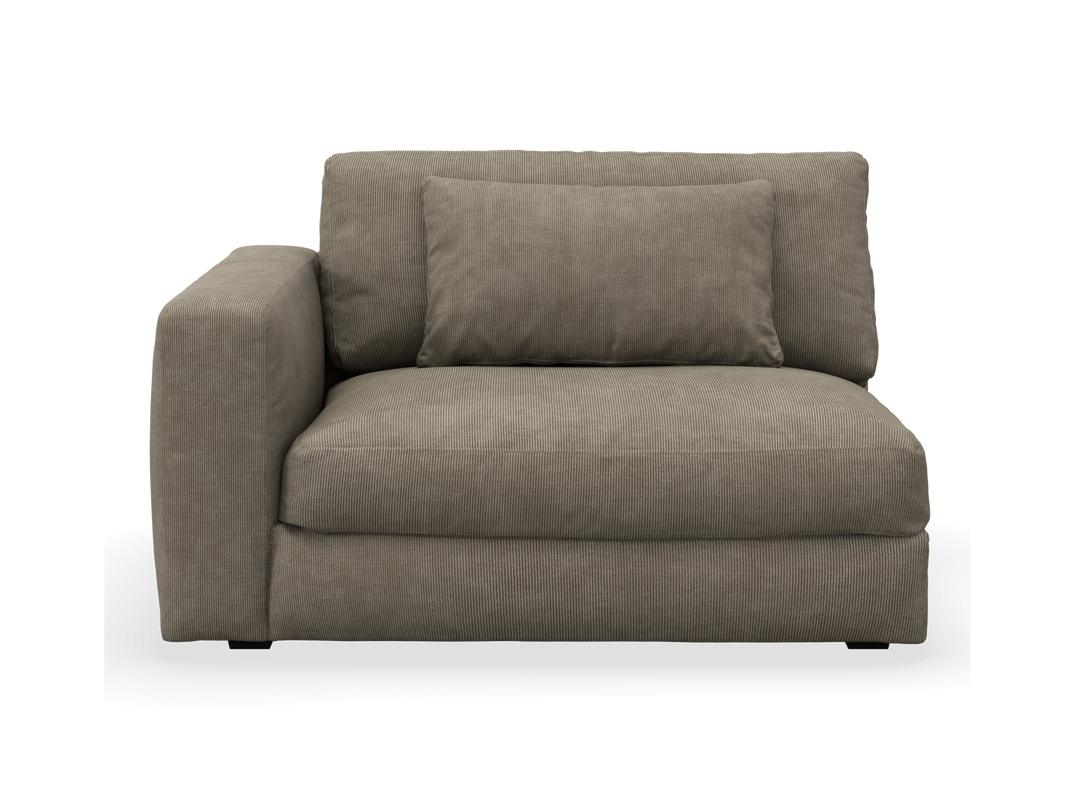 Modulsofa med venstre armlæn i taupegrå ribbet stof og rektangulær pude, set forfra.