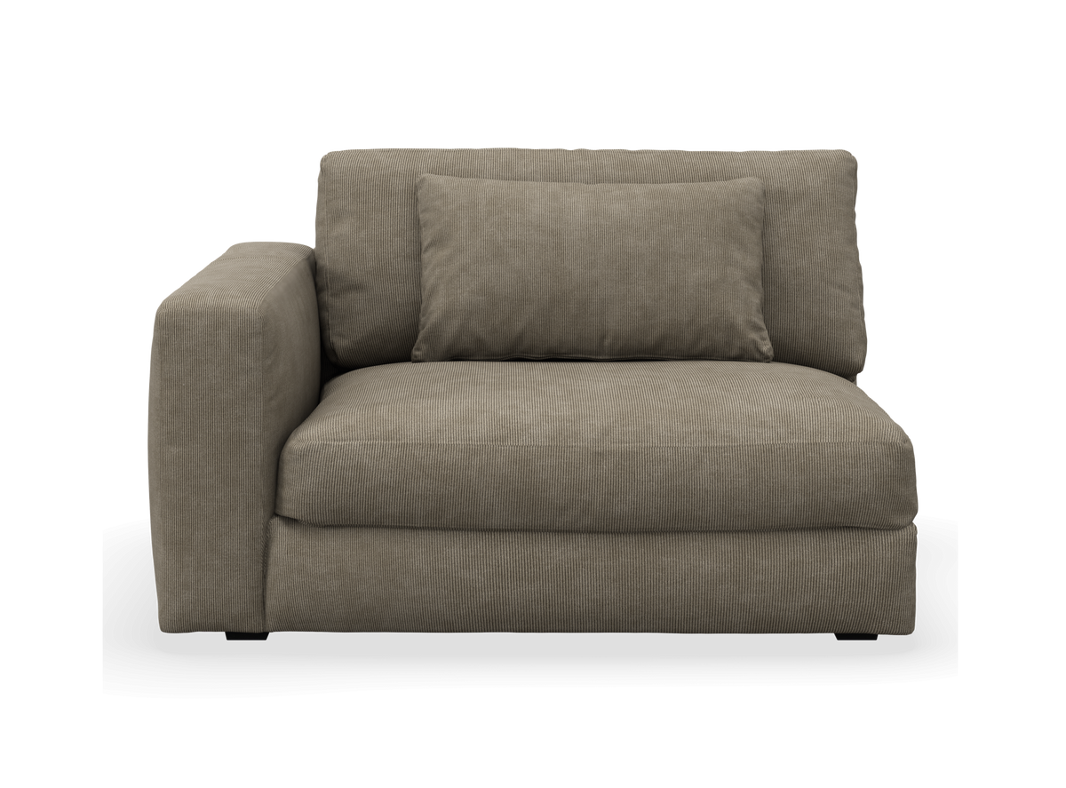Modulsofa med venstre armlæn i taupegrå ribbet stof og rektangulær pude, set forfra.