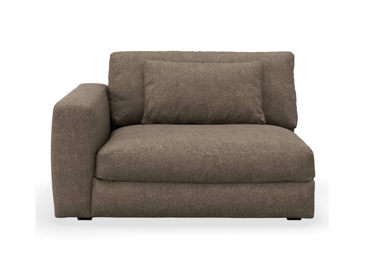 Brun venstrearm modulsofa med rektangulær ryghynde på frilagt studiebaggrund.