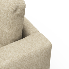 Nærbillede af beige stofsofas armlæn og ryghynde mod hvid baggrund.