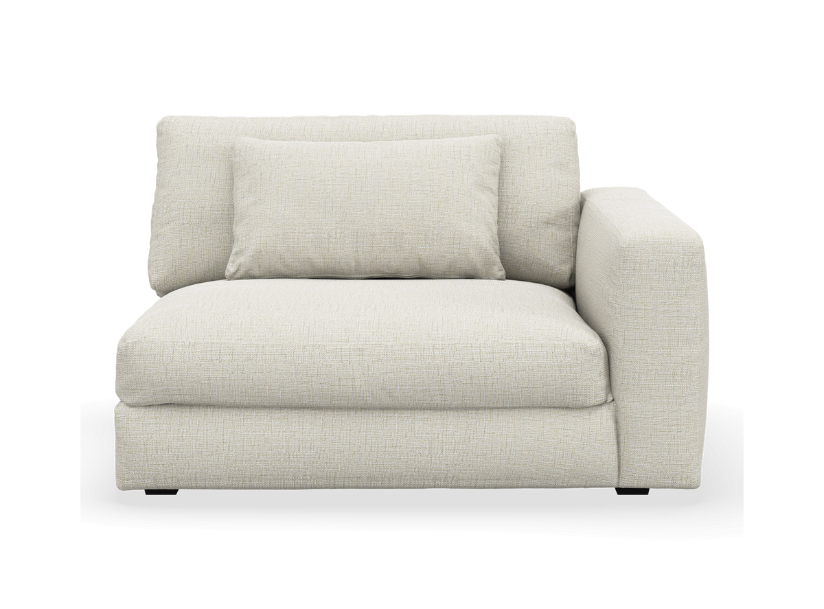 Beige modulsofa med højre armlæn og løse puder, frilagt på hvid baggrund.