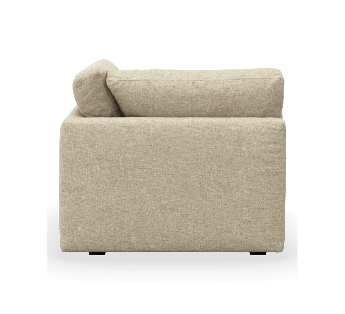 Sidevisning af beige stofsofa med ryghynde.