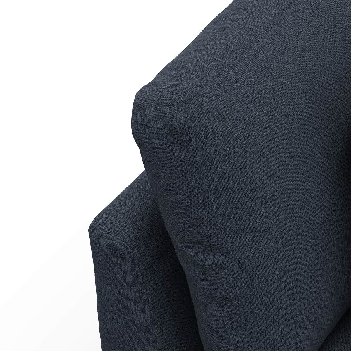 Nærbillede af et mørkeblåt stofbetrukket sofahjørne med rygpude og armlæn mod hvid baggrund.