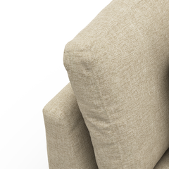Nærbillede af beige sofa-rygpude i hør-lignende stof mod hvid baggrund.