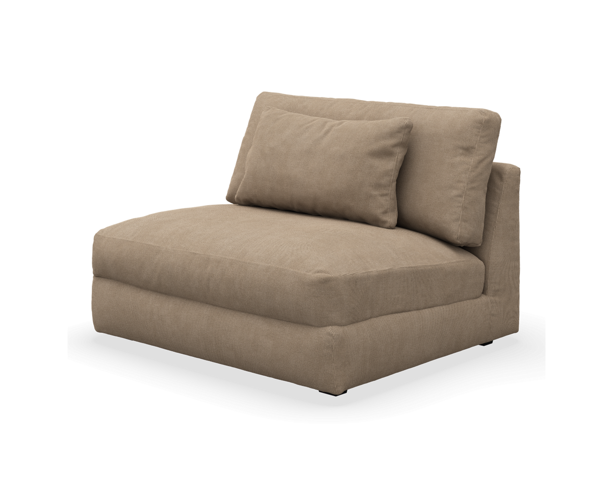 Beige armløs modulsofa med ryghynde og pyntepude, fritlagt produktfoto.